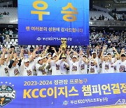 23-24 프로농구 우승 차지한 KCC [포토]