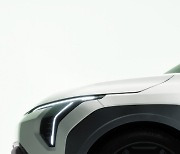 “역동적 소형 전기 SUV”…기아, ‘EV3’ 티저 이미지 공개