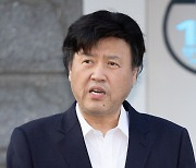 김용 전 민주연구원 부원장 '신중한 답변'