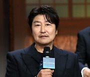 '삼식이 삼촌' 송강호 "드라마 선배들, 많이 배워…난 아직 아날로그식 종이 대본 보는데"