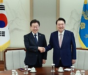 민주 "윤 대통령, '입원 치료' 이재명에 건강염려 안부 전화"