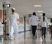 ‘외국 의사’로 의료공백 메운다···국내 진료 한시적 허용