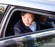 차량 탑승하는 김용 전 민주연구원 부원장