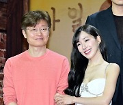 티파니 영,'감독님과 다정하게 팔짱' [사진]