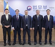 우즈베키스탄 고용빈곤감소부장관 만난 박성재 장관