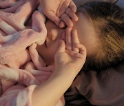 “어린이 계속 잠 설치면…커서 정신병 위험 더 높다?”