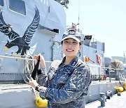 "웃음 되찾길…" 소아암 환자 위해 머리카락 기부한 해군 장교