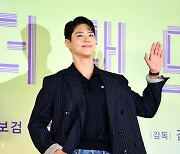 [포토] 박보검 ‘미소 가득한 손인사’