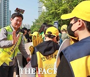 이상일 용인시장, 용인백현초 앞에서 등굣길 안전 캠페인