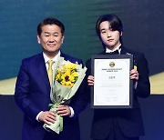 [포토] 김윤우, '2024 브랜드 고객충성도 대상' 신인 남자배우 부문 수상