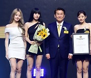 [포토] 키스오브라이프, '2024 브랜드 고객충성도 대상' 신인 여자아이돌 부문 수상