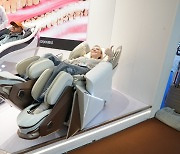 “두 다리 따로 놀아, 엉덩이·하체 너무 시원”…중국서 ‘엄지척’ 로봇 안마의자