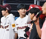 제로베이스원 박건욱,'야구 팬들 향한 다정한 인사' [사진]