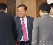 착한가격업소 MOU, 참석자들과 인사하는 이상민 장관