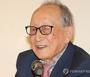 인사말하는 김형석 명예교수