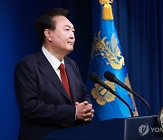 취임 2주년, 취재진 질문 듣는 윤석열 대통령