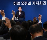 윤석열 대통령 취임 2주년 회견, 질문하는 취재진