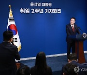 취임 2주년 기자회견, 질문 듣는 윤석열 대통령