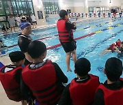 생존 수영 배우는 초등생