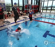 생존 수영 배우는 초등생