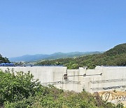 모습 드러낸 원주천댐…마지막 콘크리트 타설