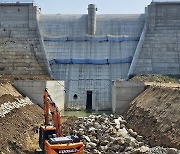 완공 앞둔 원주천댐…마지막 콘크리트 타설