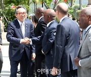 [포토] 아프리카 대사들과 인사하는 조태열 외교부장관