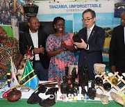 [포토] 탄자니아 특산물 살펴보는 조태열 외교부장관