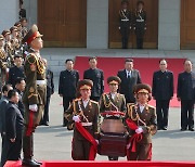 북한 김정은, '3대 세습 우상화' 고 김기남 전 선전비서 마지막길 배웅