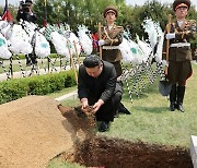 3대 세습 우상화에 힘쓴 고 김기남 영결식…北김정은, 직접 흙 끼얹어