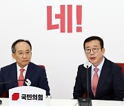 국회에서 만난 추경호·홍철호