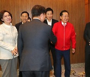 22대 국회의원 당선인과 인사 나누는 홍준표 대구시장