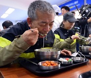 '단돈 1000원'에 든든한 콩나물국밥이…광주에 '천원한끼' 개소