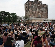 [포토]마야사제 향해 기원하는 멕시코 친팔시위대