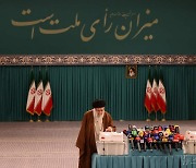 [포토]최고지도자도 한 표…이란 총선 결선투표