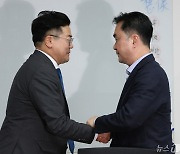 김종민 의원과 악수하는 박찬대 원내대표