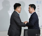 박찬대 원내대표, 새미래 김종민 의원 예방
