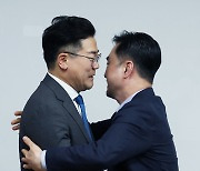 김종민 의원과 포옹하는 박찬대 원내대표