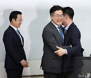 포옹하는 박찬대 원내대표와 김종민 의원