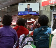 윤 대통령 '다시 시장으로'…"건강하세요" 상인 격려에 엄지척(종합)