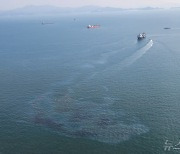 여수 해상서 급유작업중 기름 유출…해경 10시간 만에 방제 완료