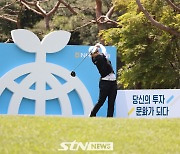 [STN포토]스폰서대회 첫 티샷하는 정윤지