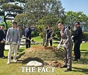 김철우 보성군수, 하동야생차축제서 자매결연 기념 차나무 식수