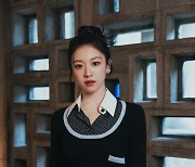 샤넬의 '새로운 앰버서더' 고윤정, 2024/25 크루즈 컬렉션 쇼 참석