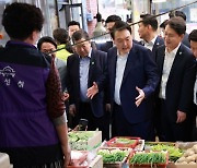 민생 행보 재개한 尹대통령…전통시장 찾아 '물가 안정' 강조