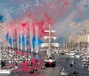 올림픽 성화 프랑스 도착… 벌써 시작된 여름의 축제