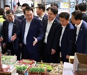 청계천 방문한 尹 대통령, 시민과 소통…"물가안정 최선 다하겠다"