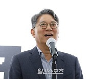 [포토] '하지원 초대 개인전' 개회사 하는 곽재선 KG그룹 회장