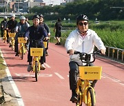 전기자전거 탄 김영환 충북지사, 청주 성안길서 ‘플로깅’