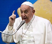 교황, 저출산 문제에 “개·고양이 부족하지 않아, 아이가 부족할 뿐”